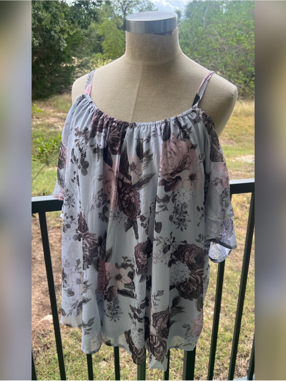 Women's Size 1 (14/16) Torrid Floral Cold Shoulder Blouse - Picture 3 of 10